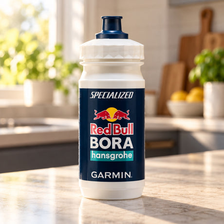 Láhev na vodu Red Bull Bora Hansgrohe – SPECIALIZED Team Edition 550ml – ilustrační foto (AI)