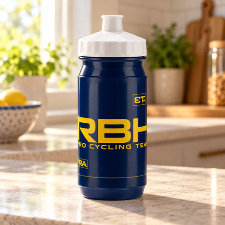 Láhev na vodu Red Bull Bora Hansgrohe – Tour de France Edition 550ml – ilustrační foto (AI)