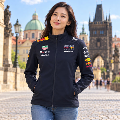 Týmová softshellová bunda Oracle Red Bull Racing s logy sponzorů – ilustrační foto (AI)