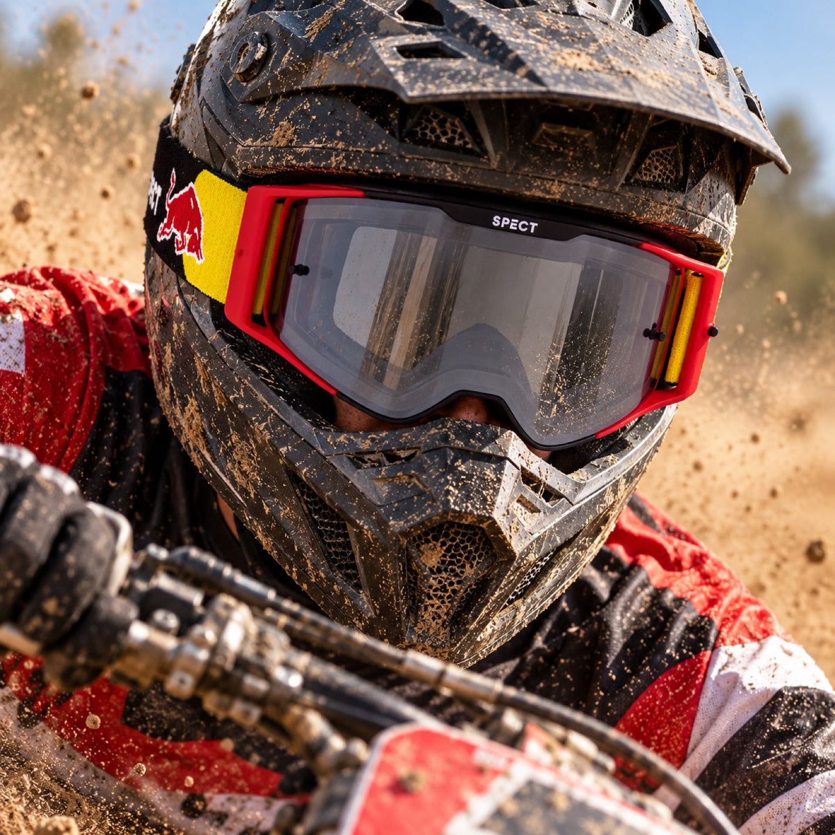 Motokrosové brýle Red Bull Spect TORP – černo-červené s kouřovým sklem – ilustrační foto (AI)