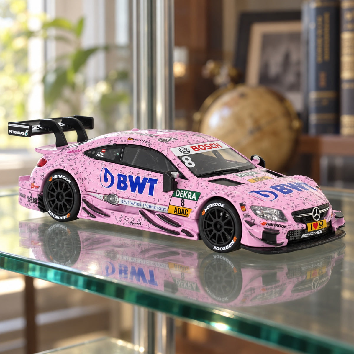 Model Mercedes-Benz DTM C63 AMG L. Auer v měřítku 1/43 – ilustrační foto (AI)