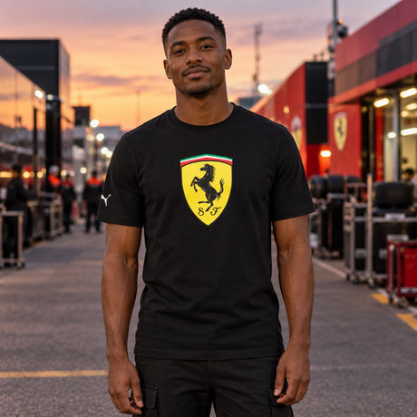 Tričko Scuderia Ferrari F1 Lifestyle s velkým logem – černé – ilustrační foto (AI)