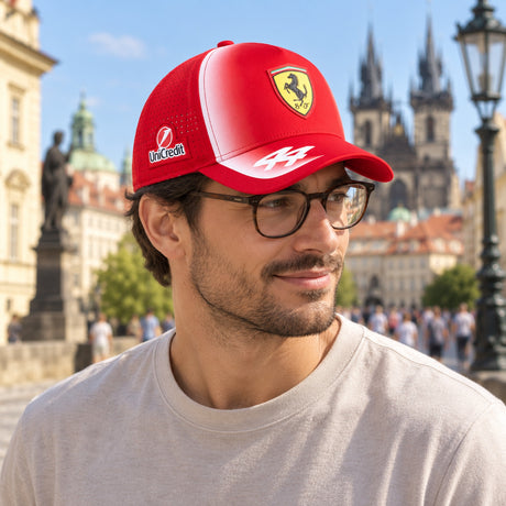 Kšiltovka Lewis Hamilton Scuderia Ferrari F1 x Puma – Team Edition – ilustrační foto (AI)