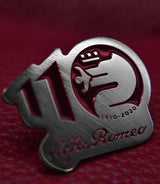 Alfa Romeo 110 let anniversary kovový odznak červený