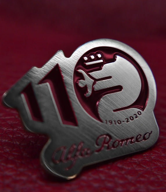 Alfa Romeo 110 let anniversary kovový odznak červený