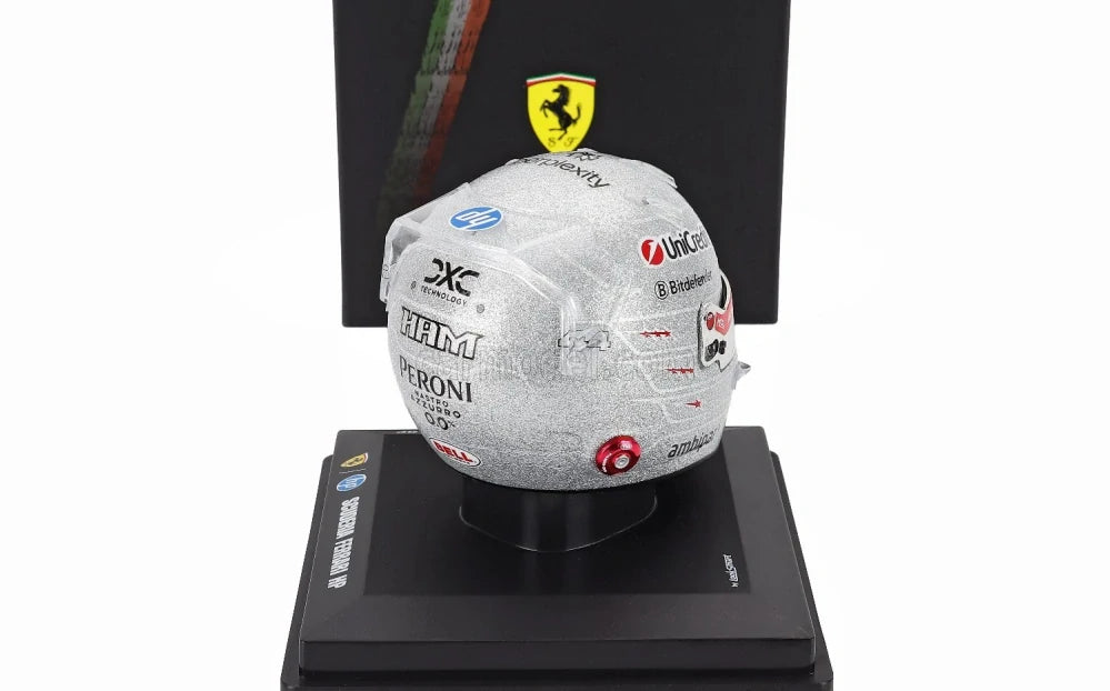 Model helmy Lewis Hamilton LookSmart v měřítku 1:5 – Las Vegas GP 2025