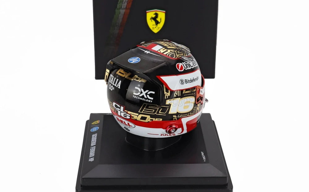 Model helmy Charles Leclerc LookSmart v měřítku 1:5 – SF Abu Dhabi 2025