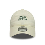 Kšiltovka Carlos Sainz TEAMFIFTY5 New Era 9TWENTY – krémově bílá