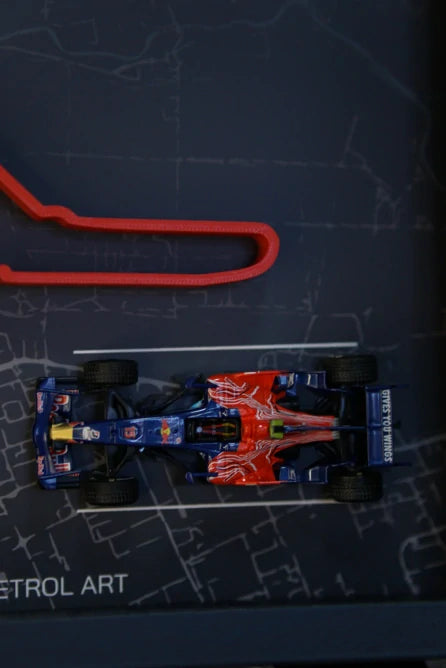 3D rám PETROL ART Monza s modelem Toro Rosso STR3 Sebastian Vettel v měřítku 1:43