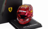 Model helmy Carlos Sainz LookSmart v měřítku 1:5 – SF Abu Dhabi 2024