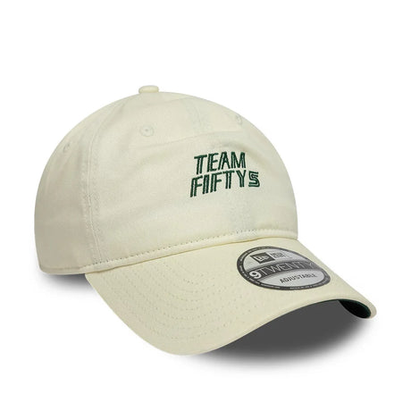 Kšiltovka Carlos Sainz TEAMFIFTY5 New Era 9TWENTY – krémově bílá