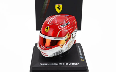 Model helmy Charles Leclerc LookSmart v měřítku 1:5 – SF Las Vegas 2025