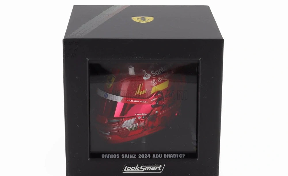 Model helmy Carlos Sainz LookSmart v měřítku 1:5 – SF Abu Dhabi 2024