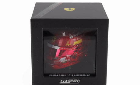 Model helmy Carlos Sainz LookSmart v měřítku 1:5 – SF Abu Dhabi 2024