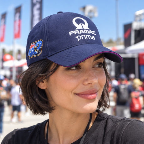 Týmová kšiltovka Yamaha Pramac s logy sponzorů – ilustrační foto (AI)