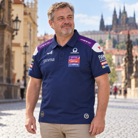 Týmová polokošile Yamaha Pramac s logy sponzorů – ilustrační foto (AI)